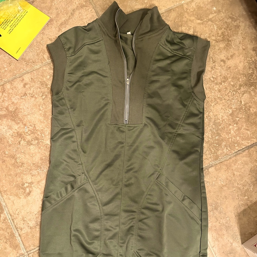 Dark green shirt or dress depending on how you want to style it! Size M. NWT!